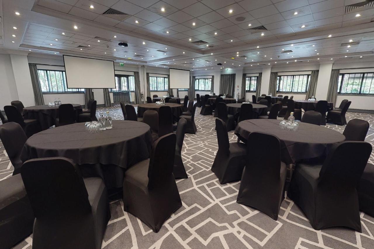 Village Hotel Warrington Bagian luar foto