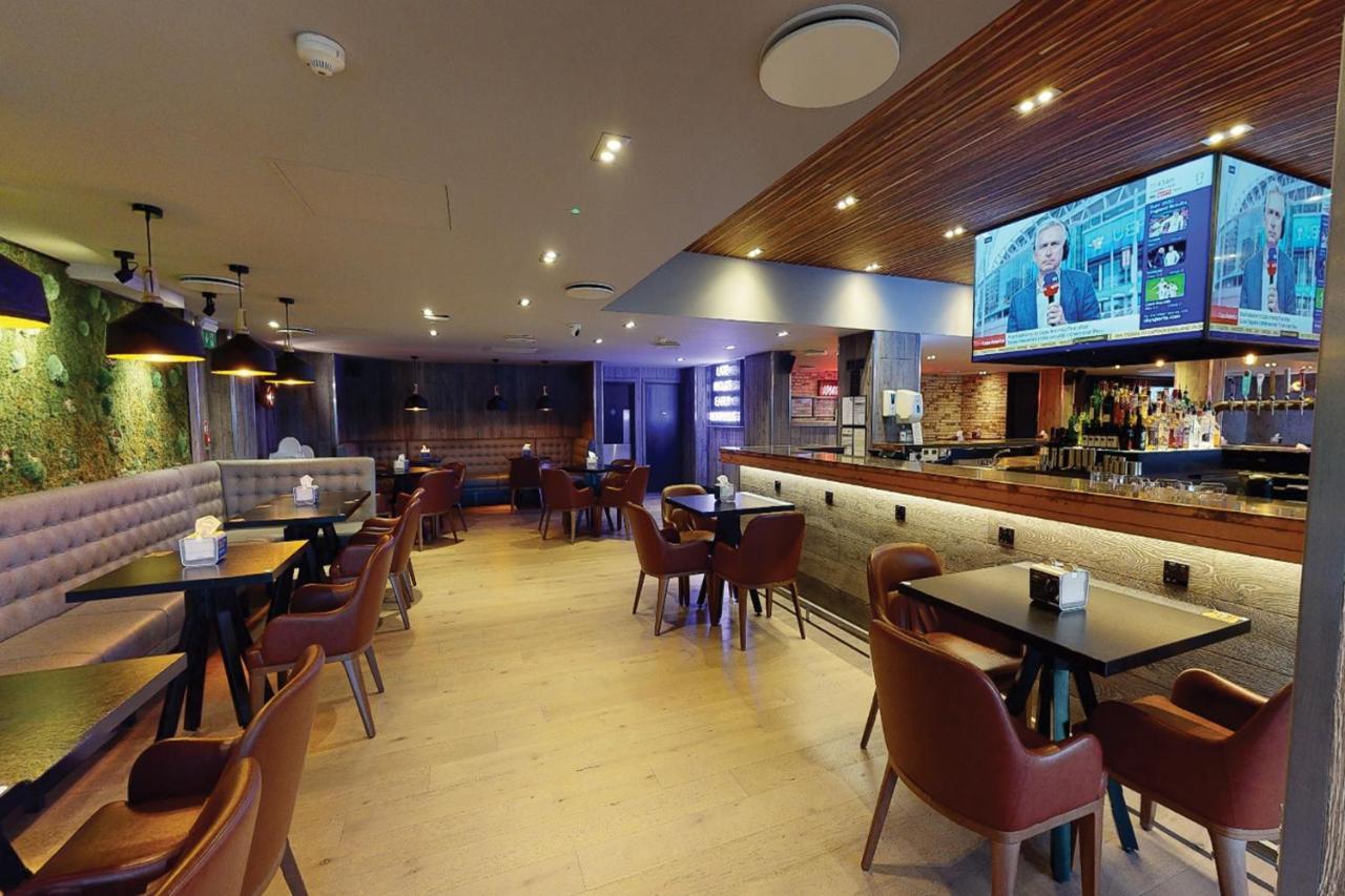 Village Hotel Warrington Bagian luar foto