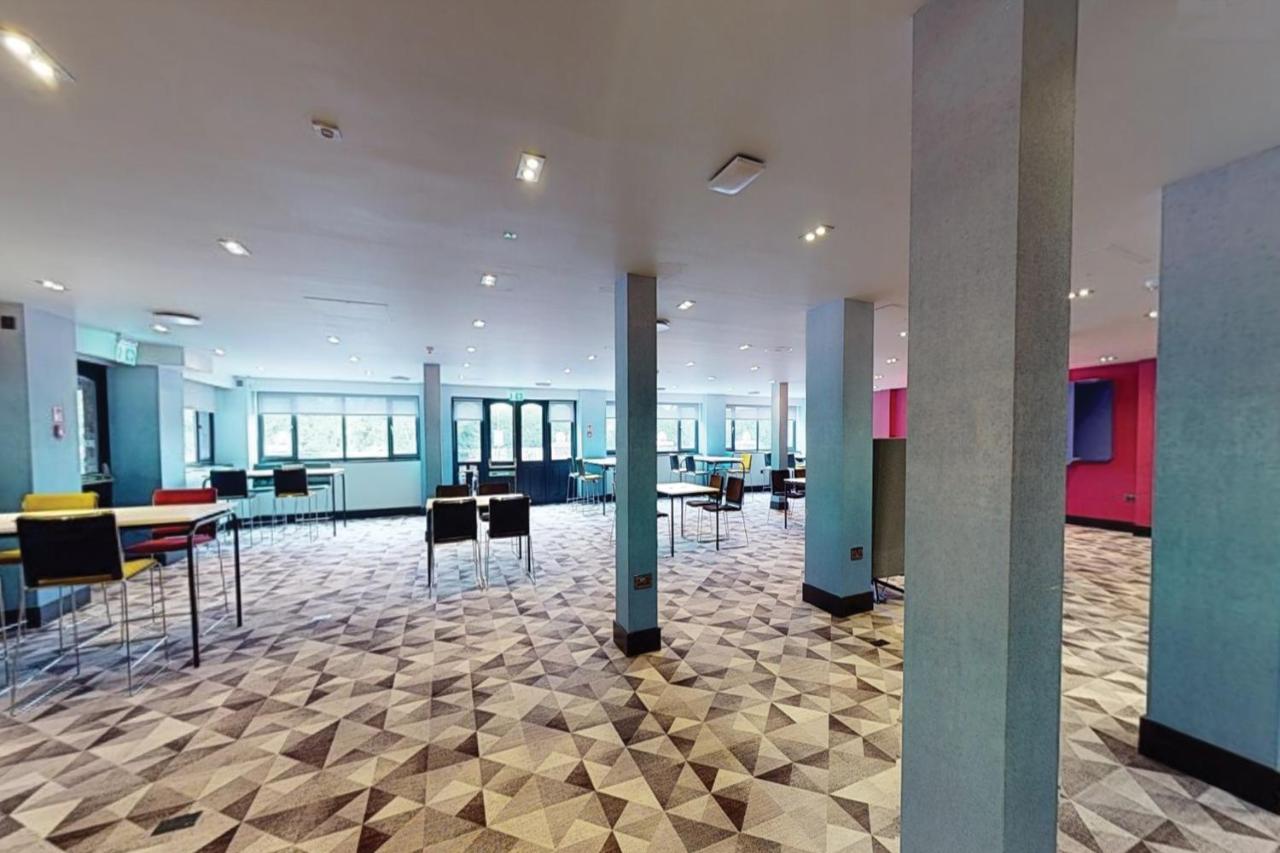 Village Hotel Warrington Bagian luar foto