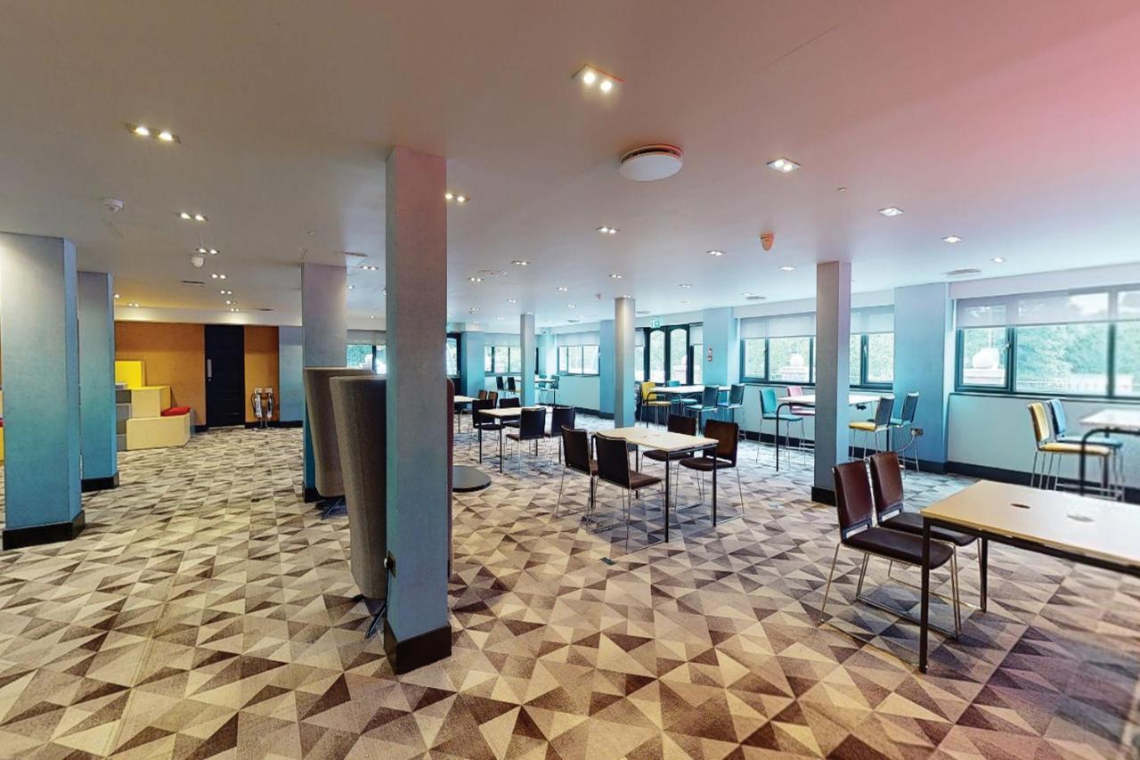 Village Hotel Warrington Bagian luar foto