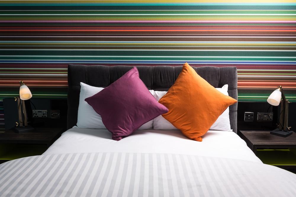 Village Hotel Warrington Bagian luar foto