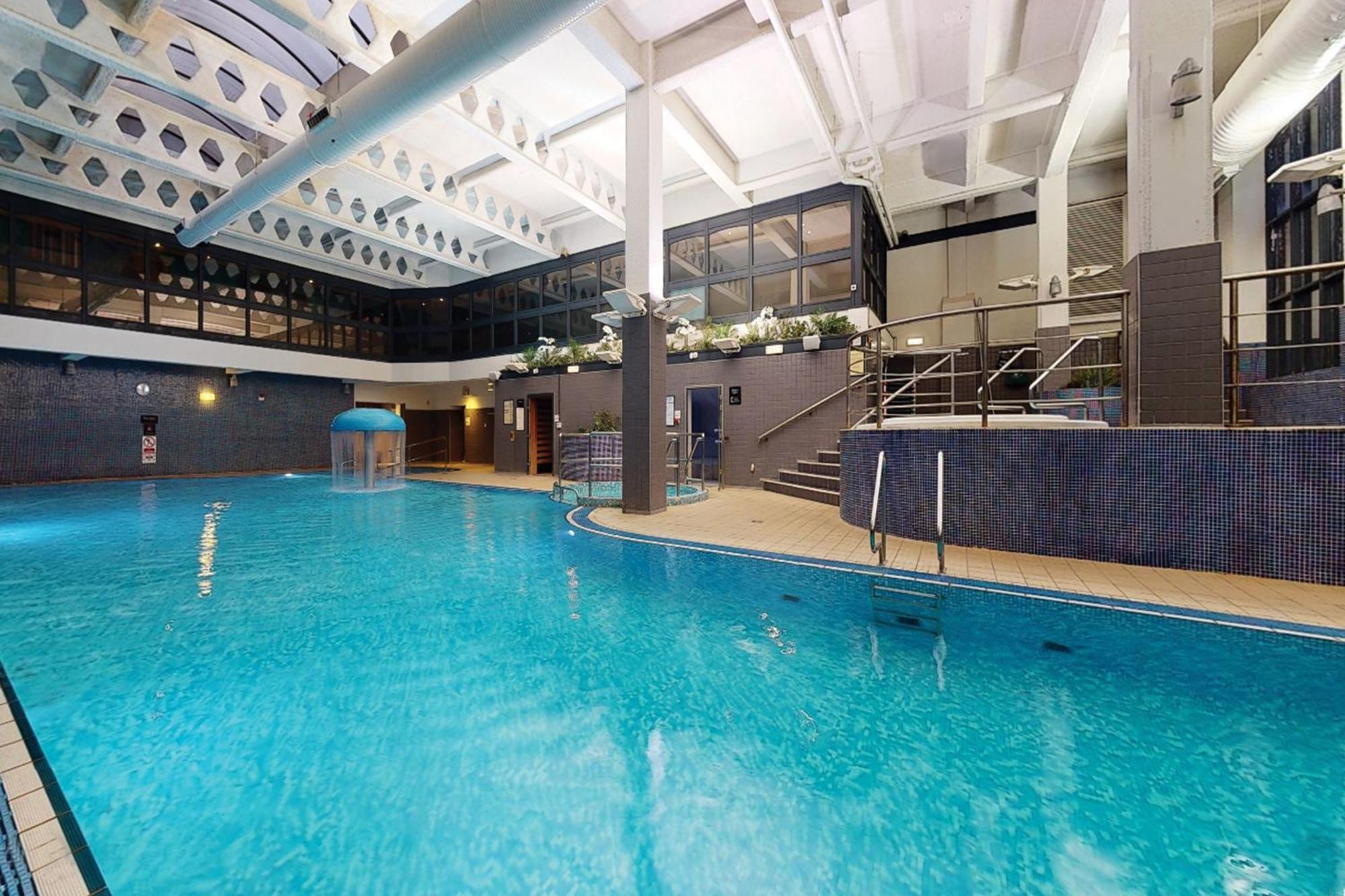 Village Hotel Warrington Bagian luar foto