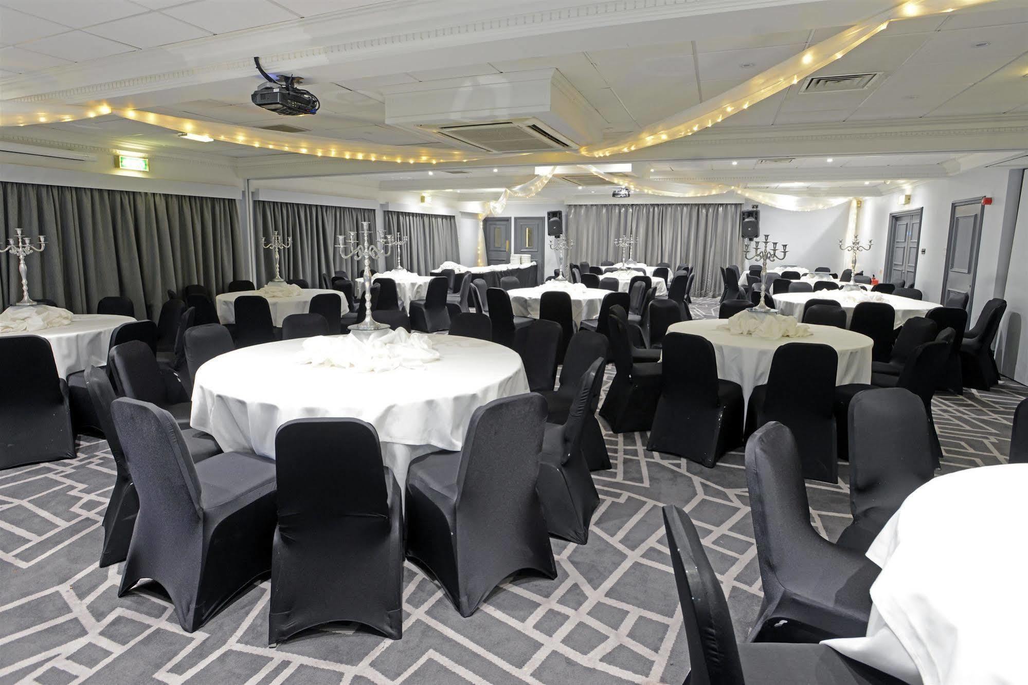 Village Hotel Warrington Bagian luar foto
