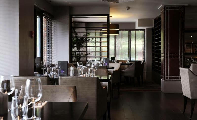 Village Hotel Warrington Bagian luar foto